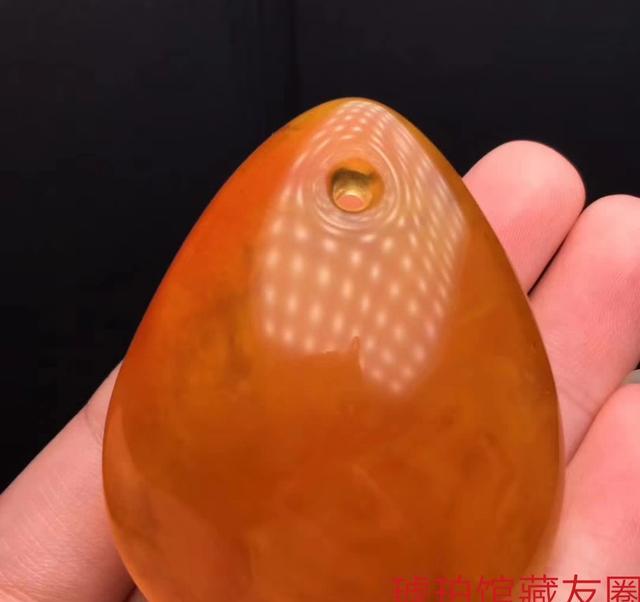 蜜蜡吊坠怎么戴好看，女性带什么样的蜜蜡吊坠好？