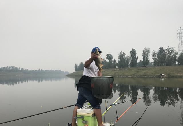 钓鱼有什么技巧和方法，下雨天钓鱼有什么技巧