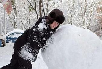 冬天下雪了小朋友在外面堆雪人，冬天和小朋友一起堆雪人