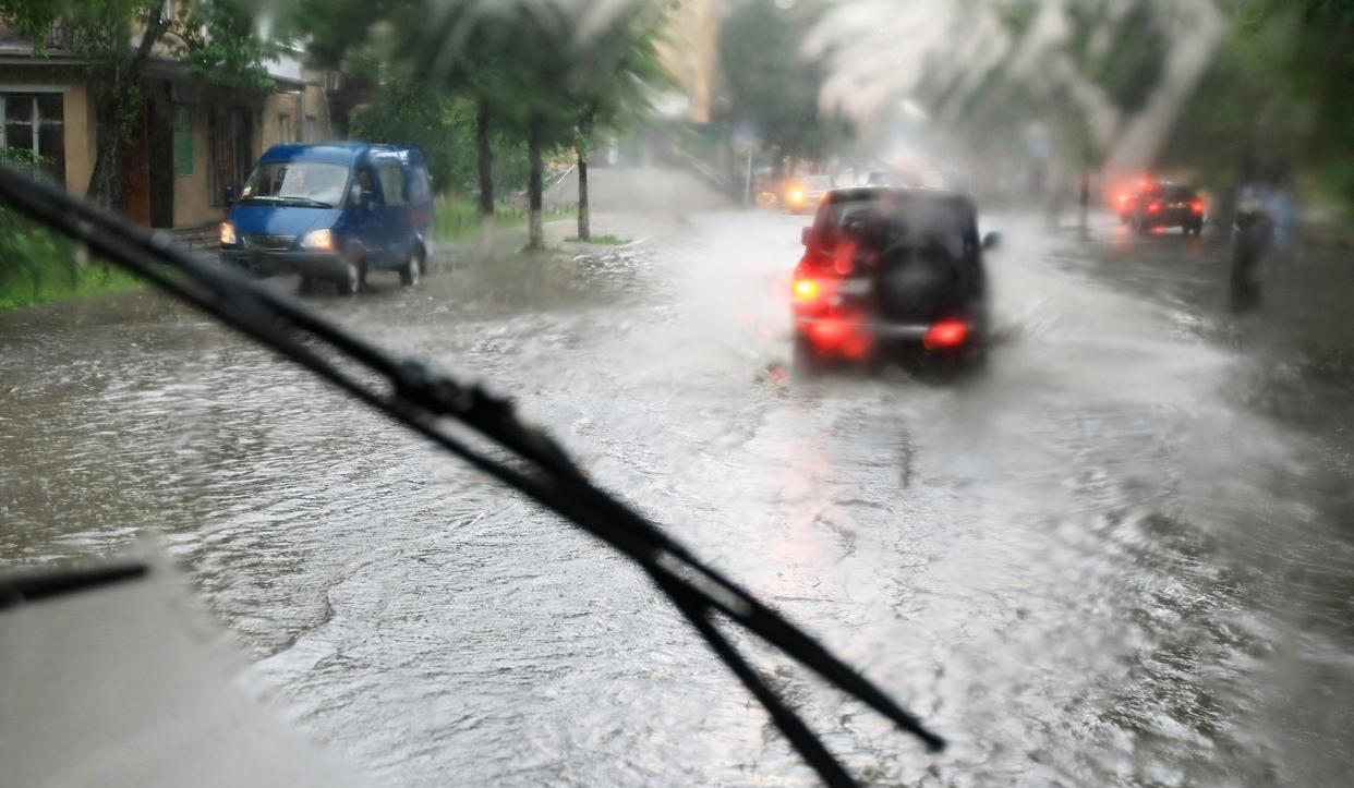 深圳暴雨：商场秒变“水帘洞”