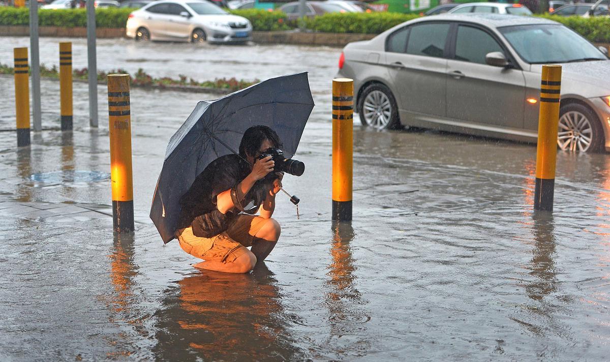 深圳暴雨：商场秒变“水帘洞”