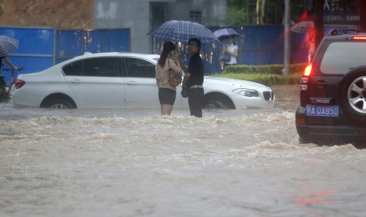 深圳暴雨：商场秒变“水帘洞”