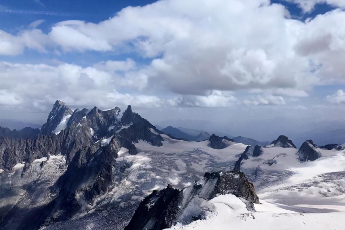 阿尔卑斯山脉的最高峰是什么峰?