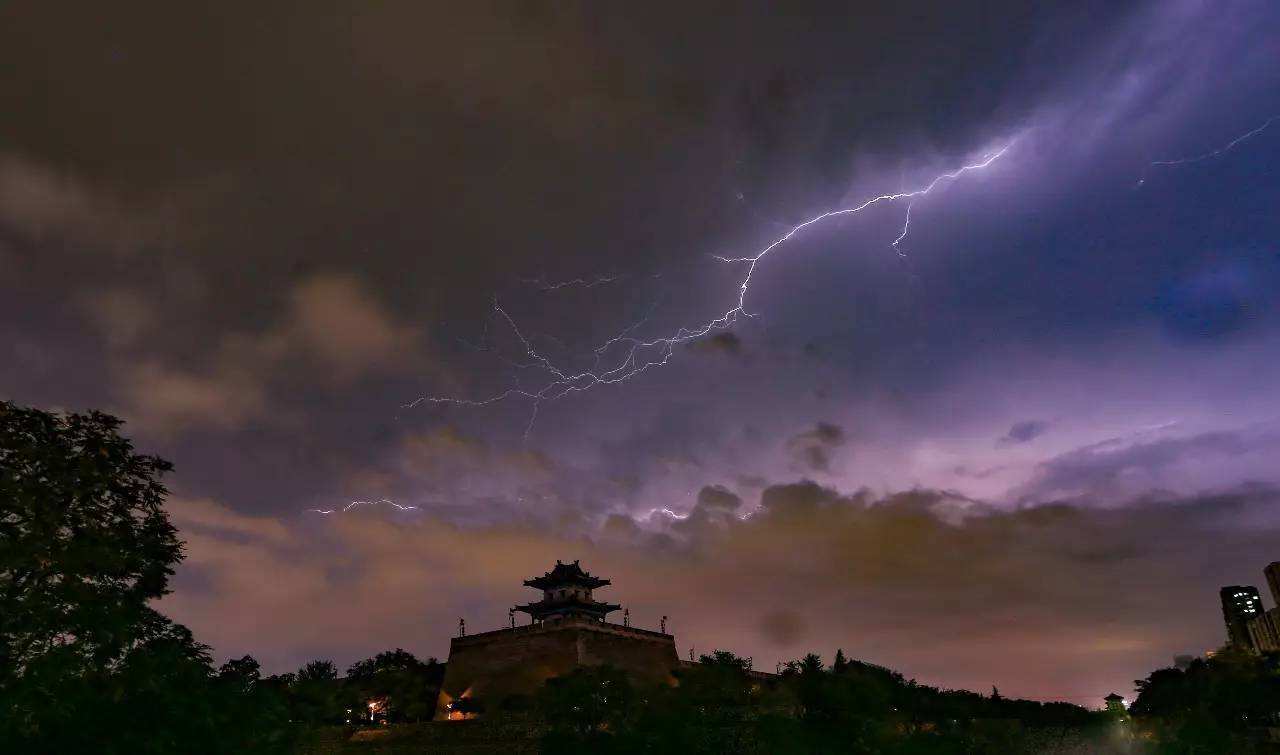 闪电和雷是如何形成的