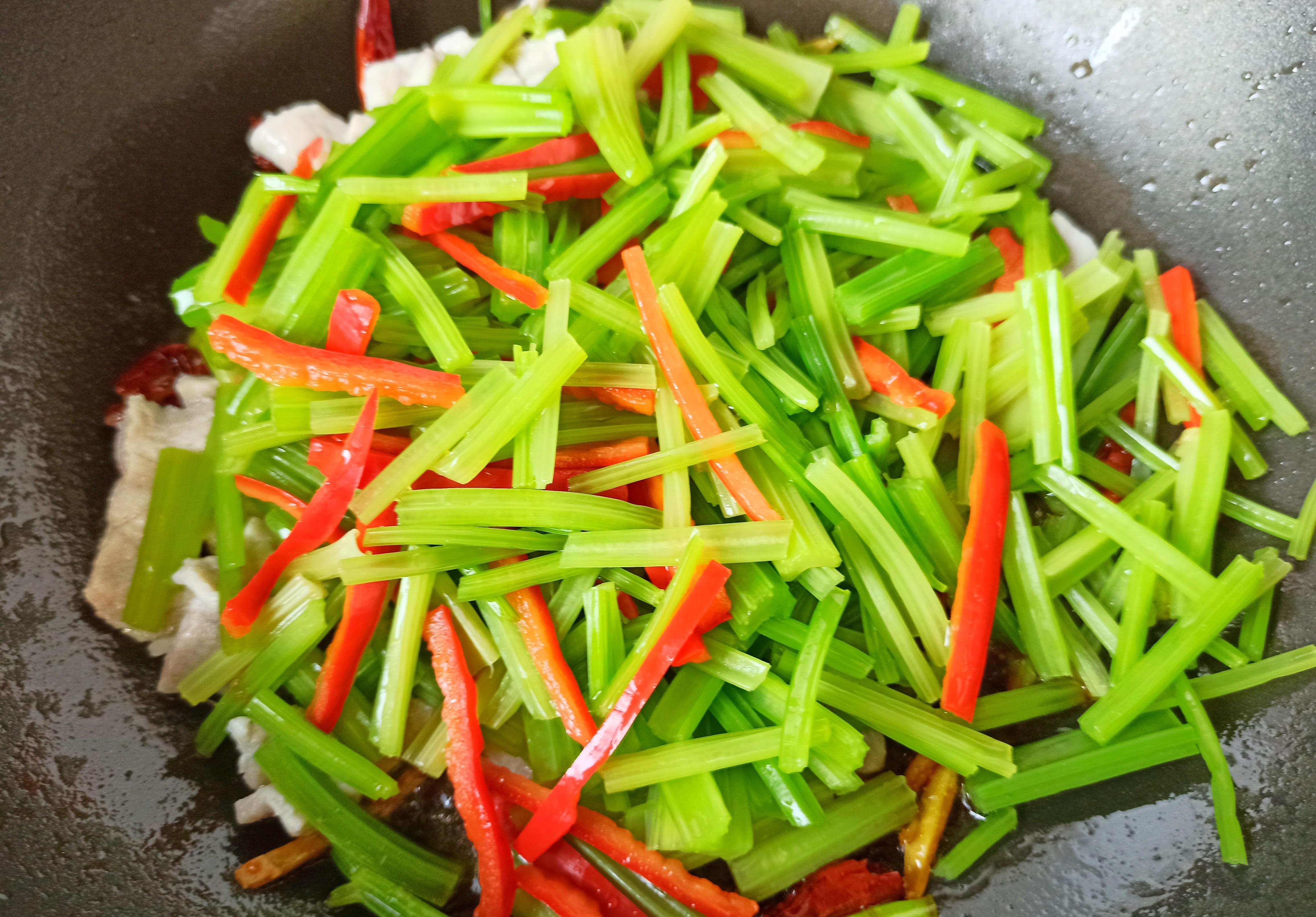 芹菜炒肉片的做法步骤