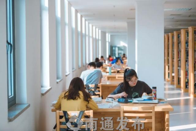 江苏省共有多少名大学生？主要分布在哪些城市？