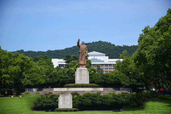 浙江大学在校学生有多少人？学校的规模和设施怎样？