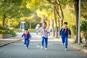 小学满分作文《操场上的一幕》（操场上的一幕作文）