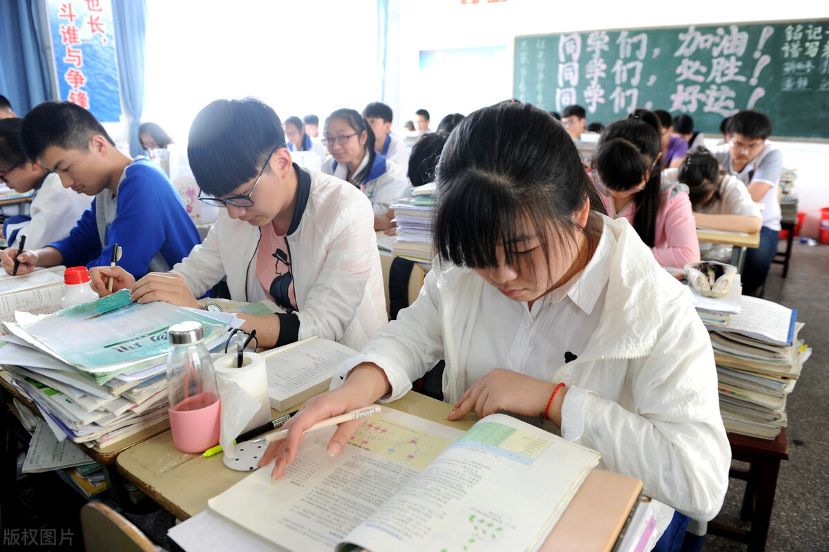 广西女孩林丽渊，高考语文忘写名字，考英语睡着，最后仍成状元