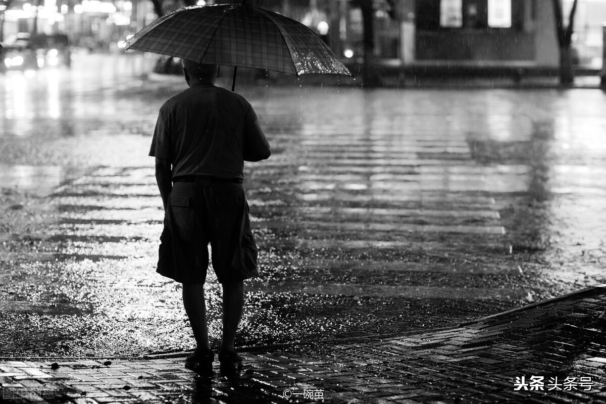 雨中，孤岛