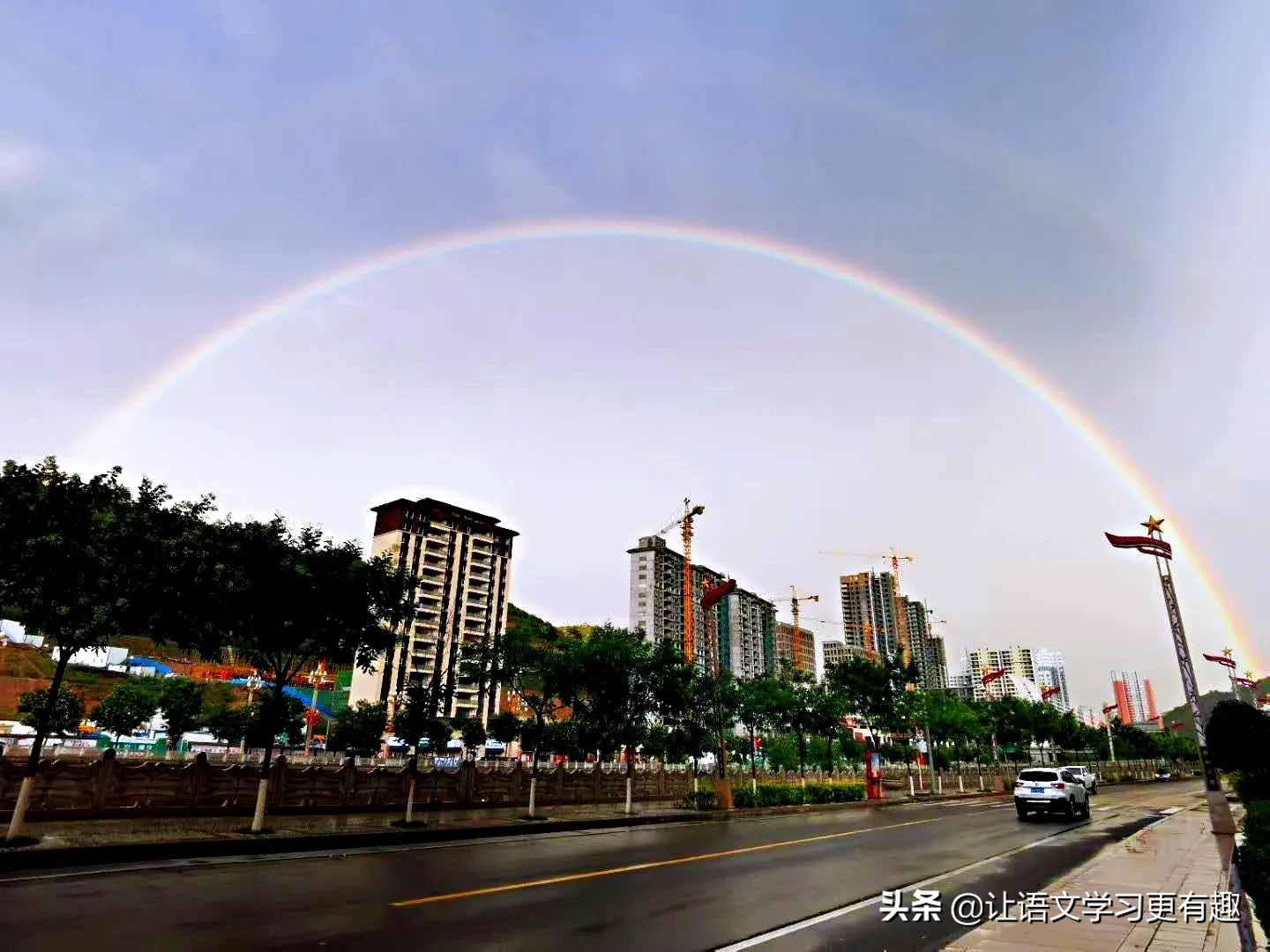 美丽小镇锦上添花，傍晚罕见双重七色彩虹，美爆啦！朋友圈刷屏！