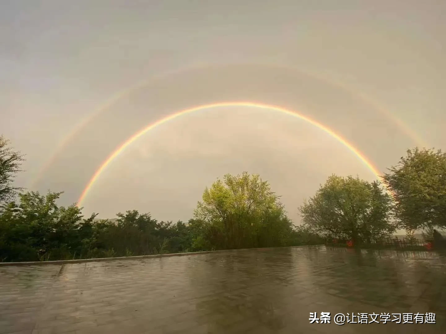 美丽小镇锦上添花，傍晚罕见双重七色彩虹，美爆啦！朋友圈刷屏！