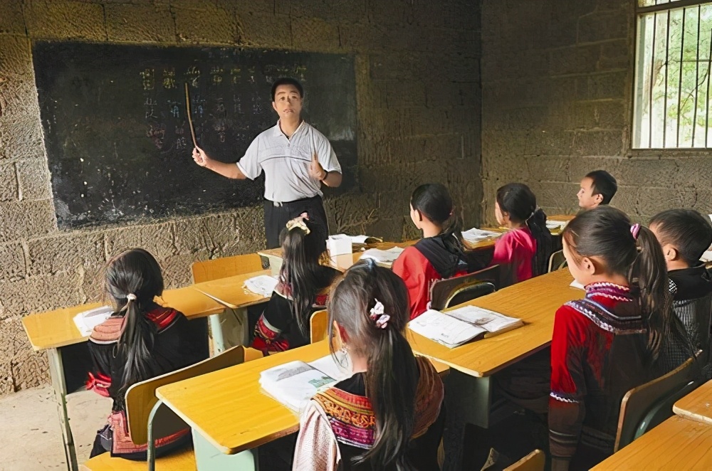 敬礼，中国农村教育的十大功臣！全国十佳民办教师张广森