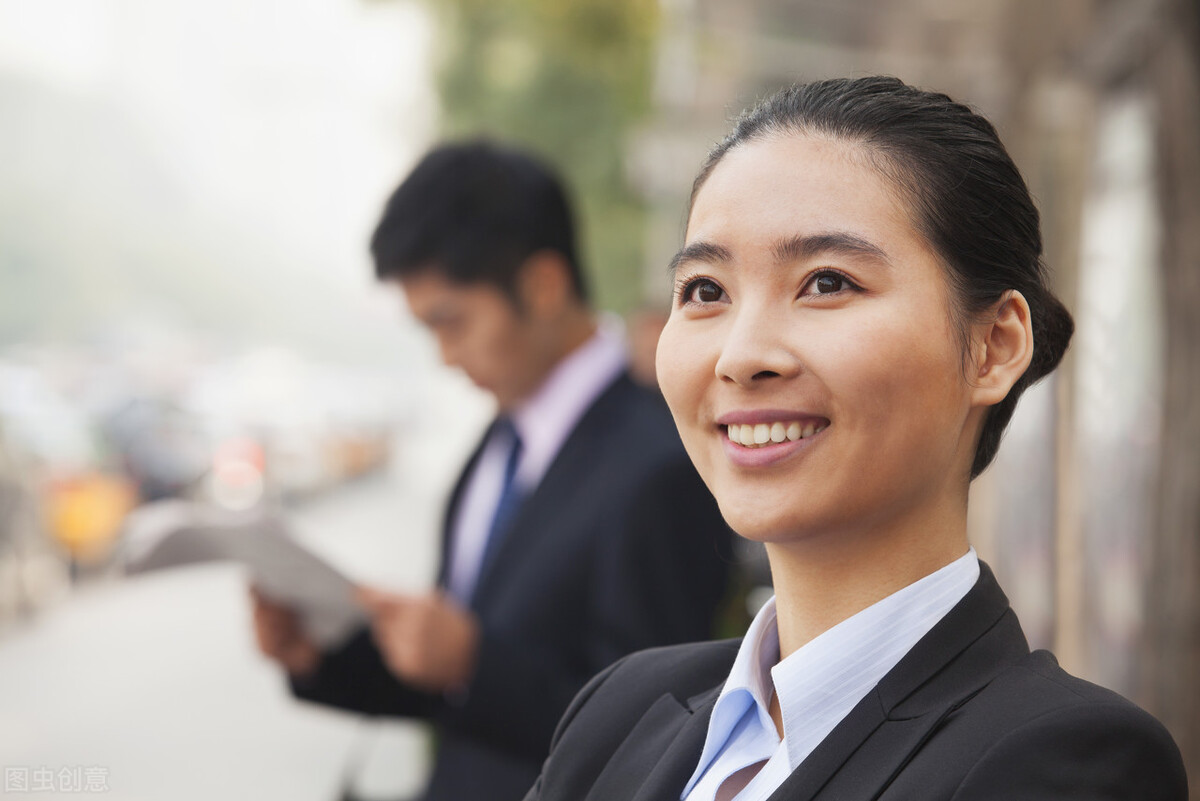 初中优秀作文《成长回眸》门前老树长新芽，院里枯木又开花