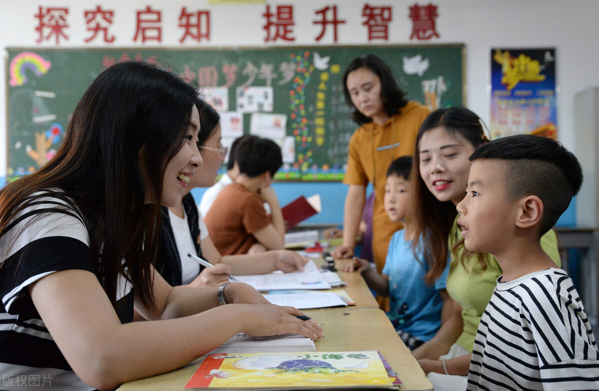 初中优秀作文《永久的沙漏》看见的沙漏，心中油然而生一份勇气