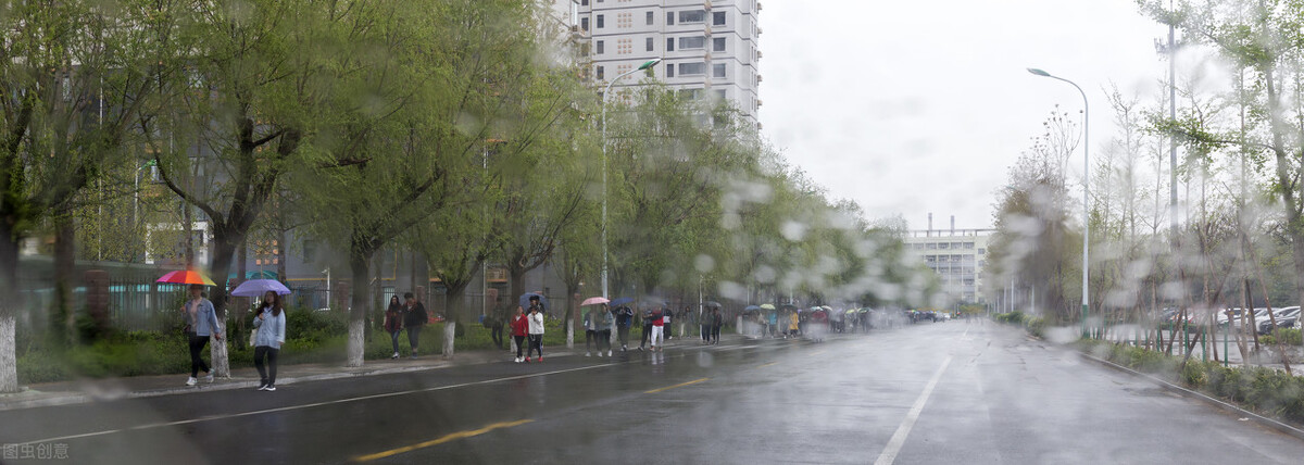 雨中的回忆作文叙事（小学满分作文《雨中的回忆》）