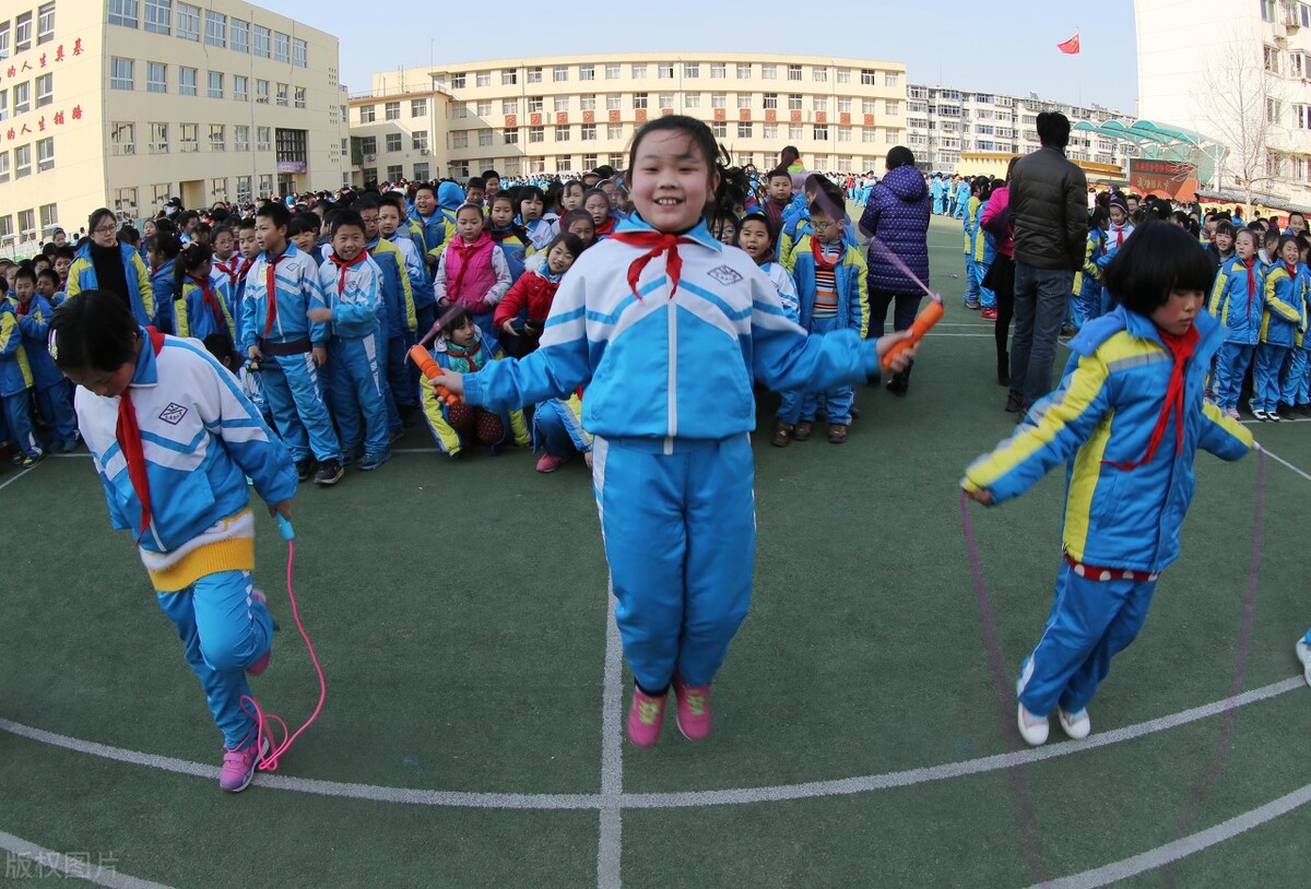 小学满分作文《一节体育课》又到体育课，累并快乐着