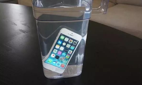 iphone手机进水了要怎么处理（iphone手机进水了怎么处理比较好）