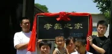 2007年，25岁儿媳给公公捐肝，让公公多活3年，新24孝催人泪下