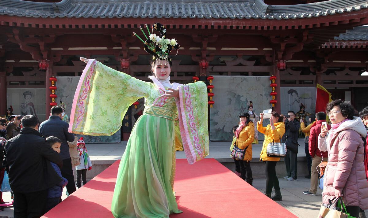 杨炯《从军行·烽火照西京》（烽火照西京，杨炯写《从军行》，表达了渴望建功立业的情感）