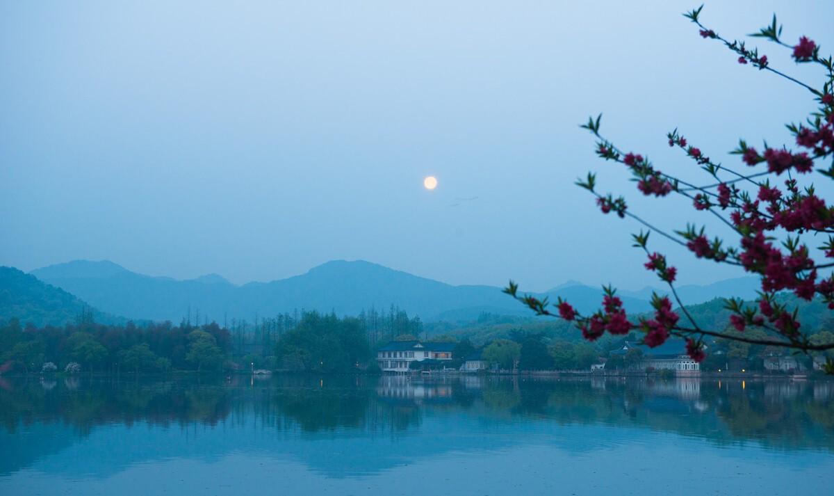 苏轼描写西湖雨过天晴的诗句是（苏轼写的雨中西湖的诗句）