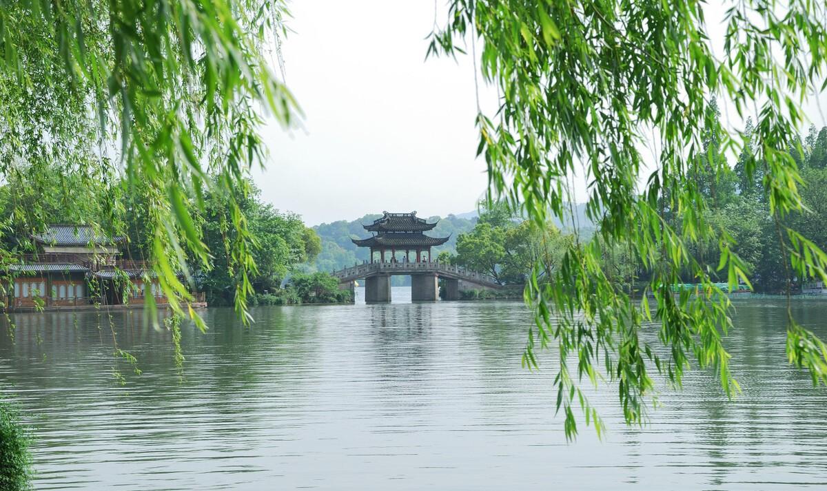 苏轼描写西湖雨过天晴的诗句是（苏轼写的雨中西湖的诗句）