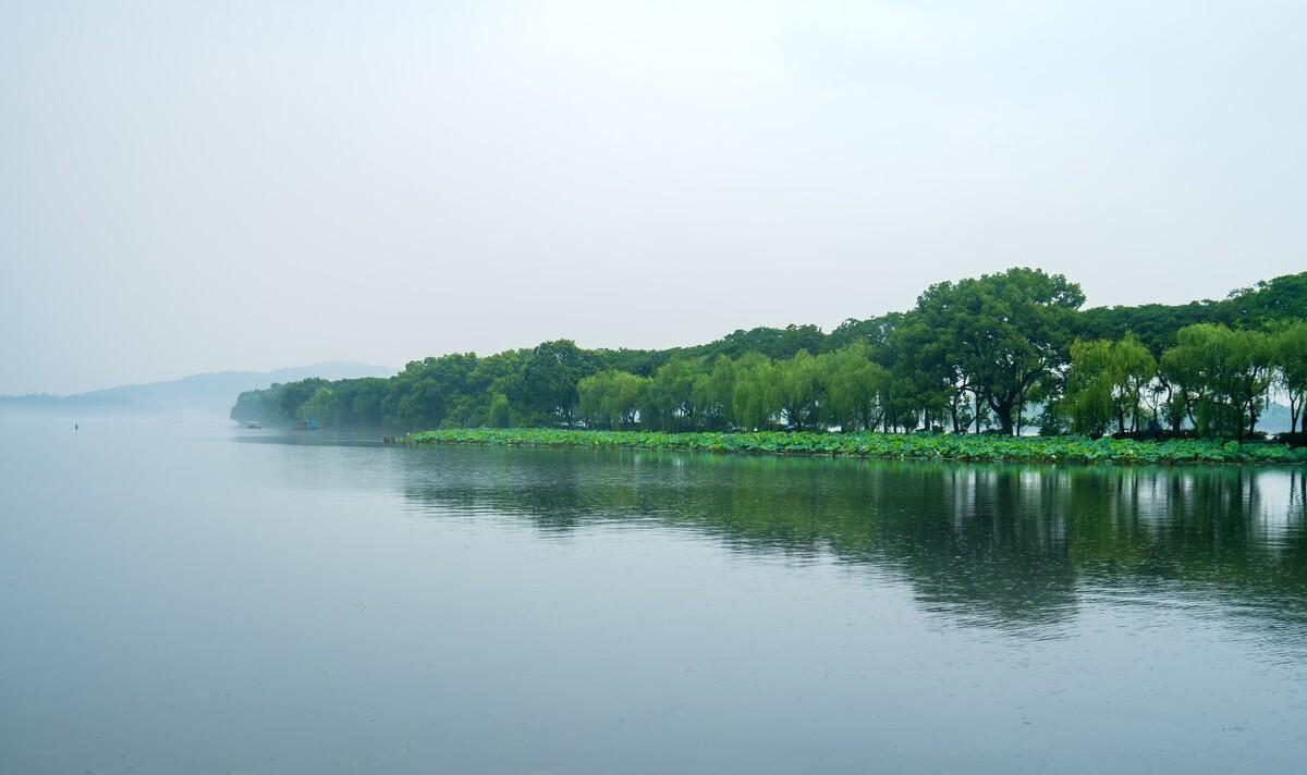 苏轼描写西湖雨过天晴的诗句是（苏轼写的雨中西湖的诗句）