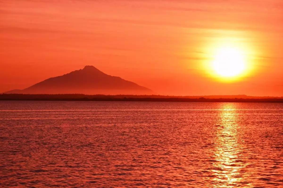 夕阳西下的唯美句子,日落朋友圈心情短语图片（夕阳西下的唯美句子 适合发日落的朋友圈）