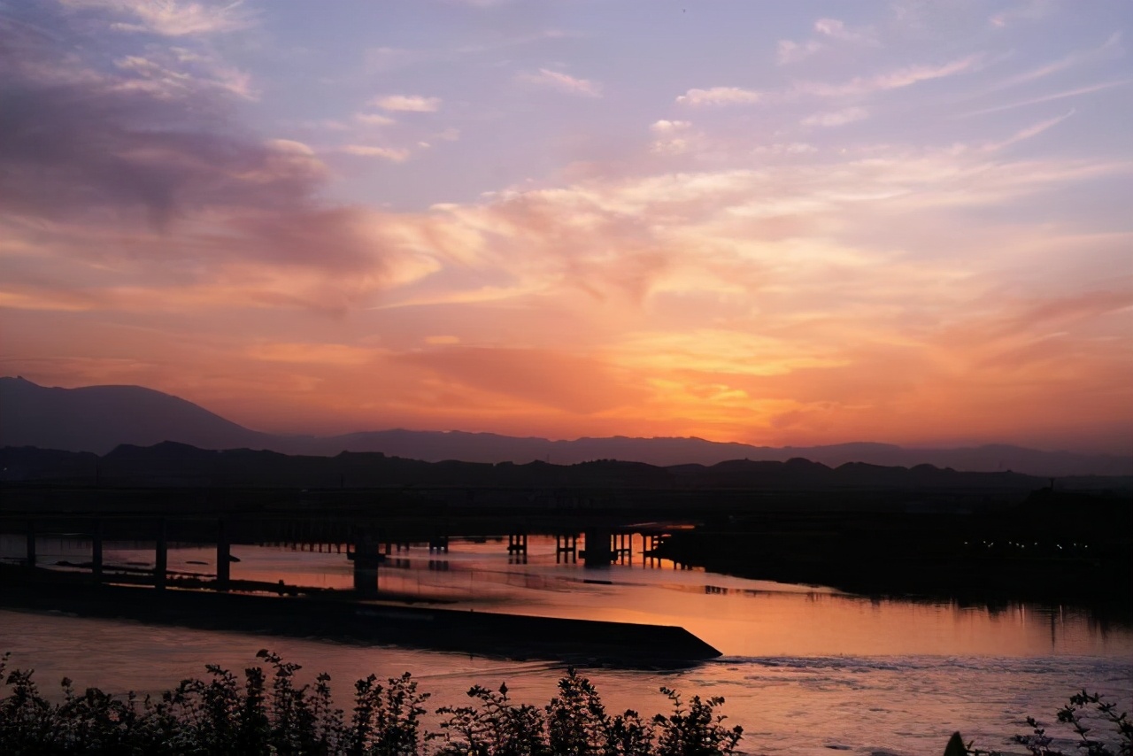 夕阳西下的唯美句子,日落朋友圈心情短语图片（夕阳西下的唯美句子 适合发日落的朋友圈）