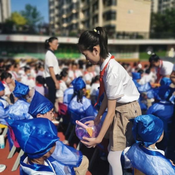 惊喜满满！开学第一天各学校“花式”迎接新生，太欢乐了