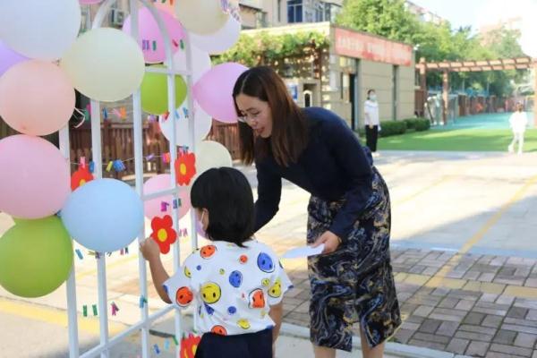 惊喜满满！开学第一天各学校“花式”迎接新生，太欢乐了