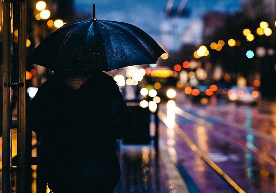 关于下雨的朋友圈文案短句（下雨发的朋友圈文案）