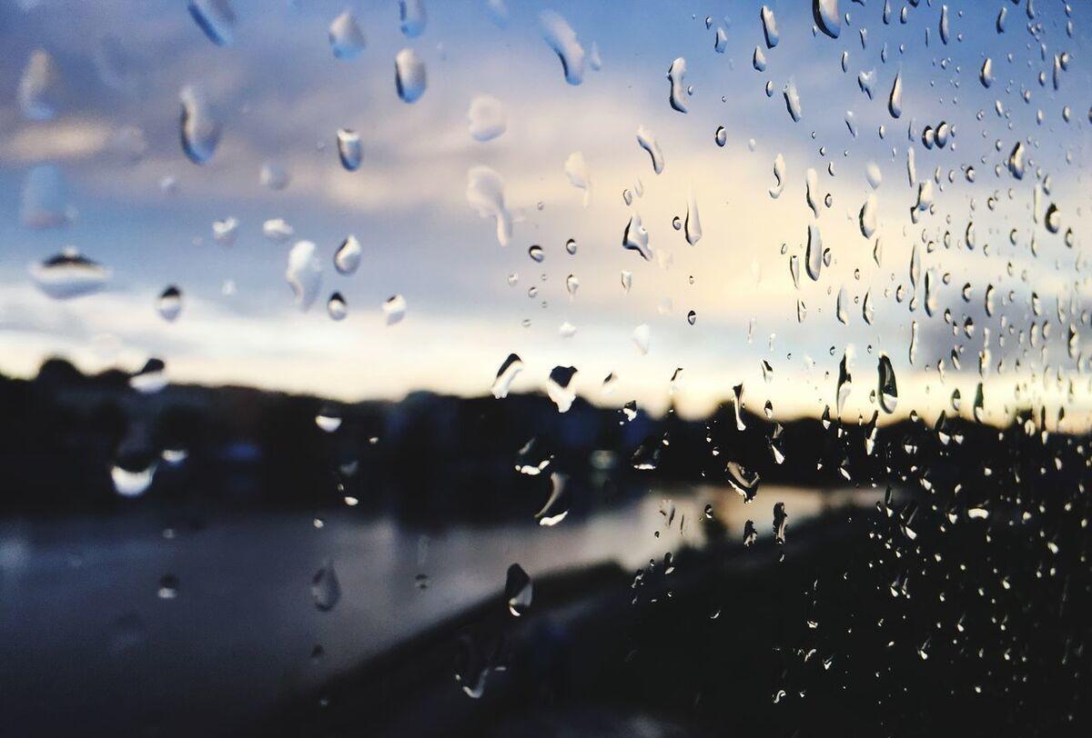 描写雨的经典句子（写雨的句子优美段落带着忧伤）