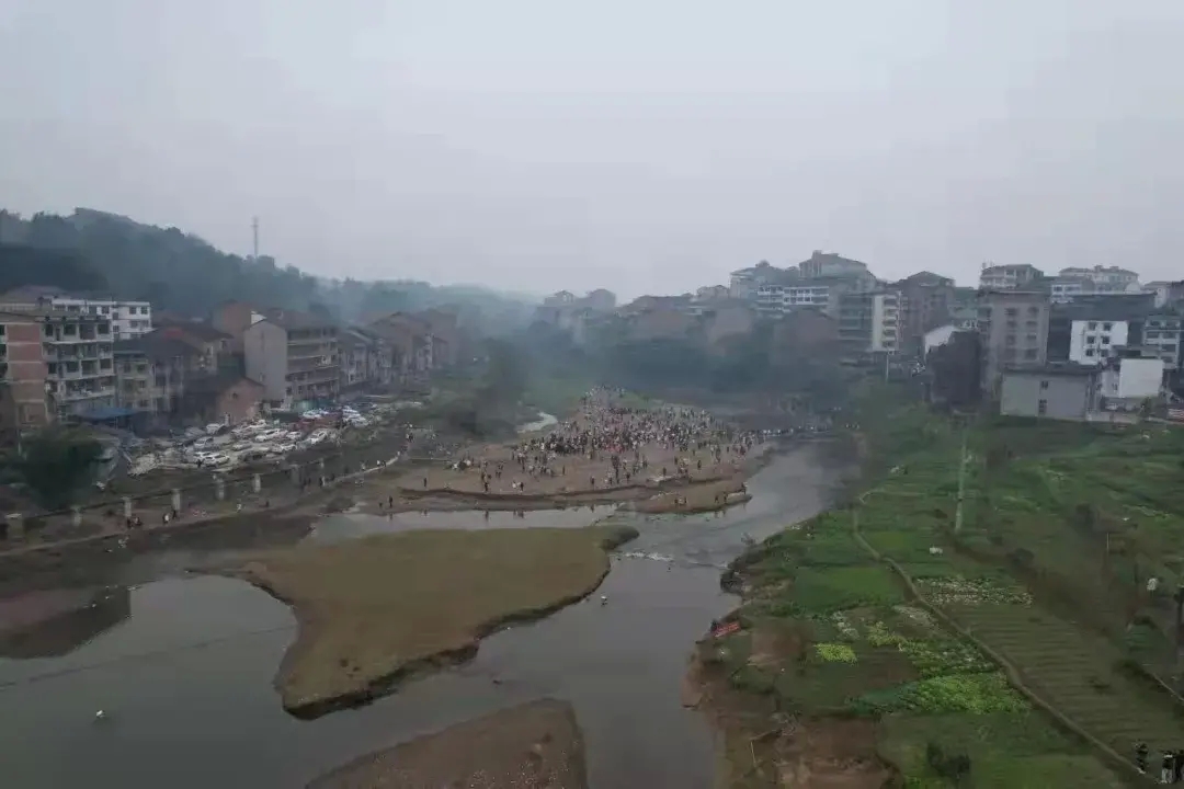 “边城”石子，山河间石粒般质朴坚韧