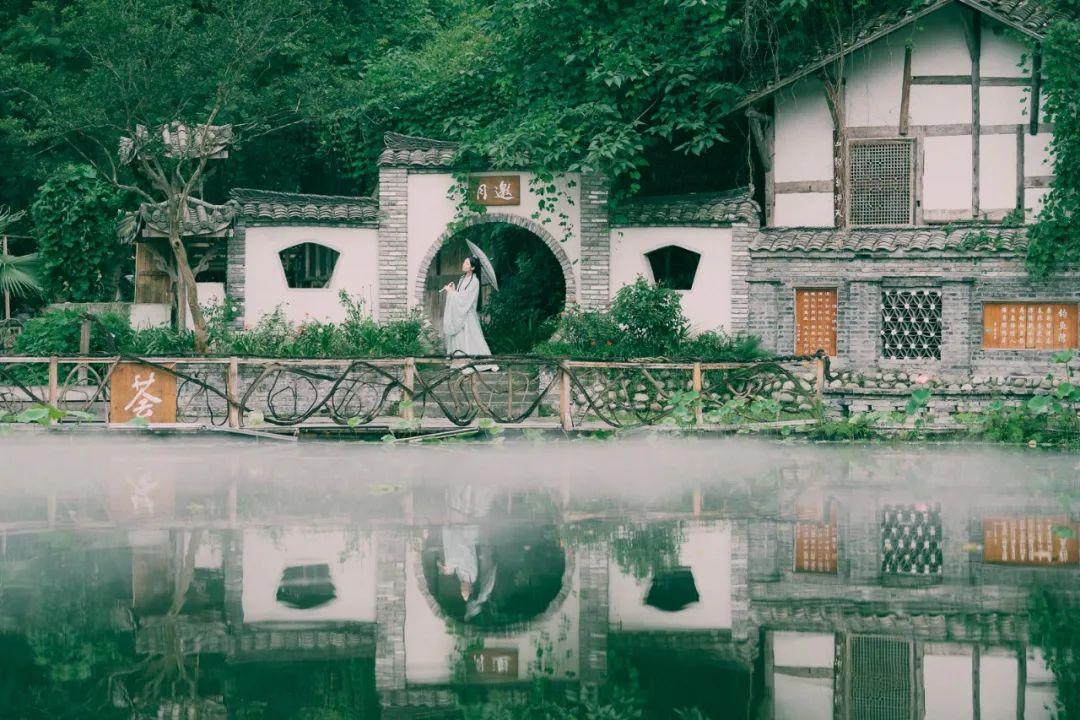 下雨天的诗词适合发朋友圈（下雨天适合发朋友圈的诗句）