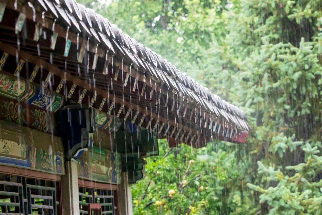 下雨天朋友圈文案诗句（下雨天发朋友圈的文案）