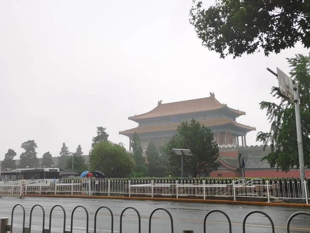 雨中故宫诗句（故宫雨景诗词）