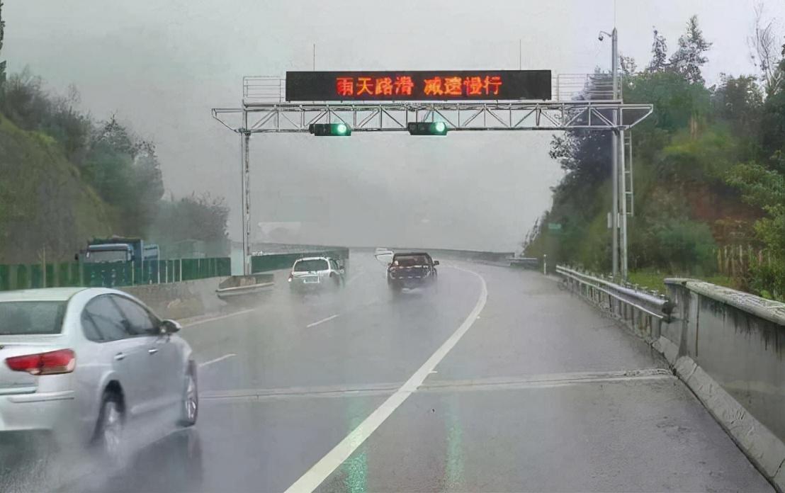 高速公路大雨能见度低,开双闪对吗（下雨天行车要开双闪吗）