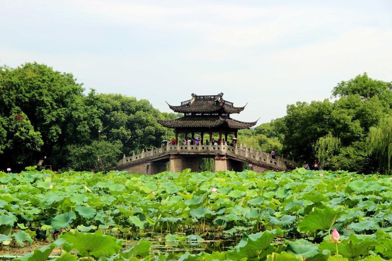 下雨天朋友圈文案诗句（下雨天发朋友圈的文案）