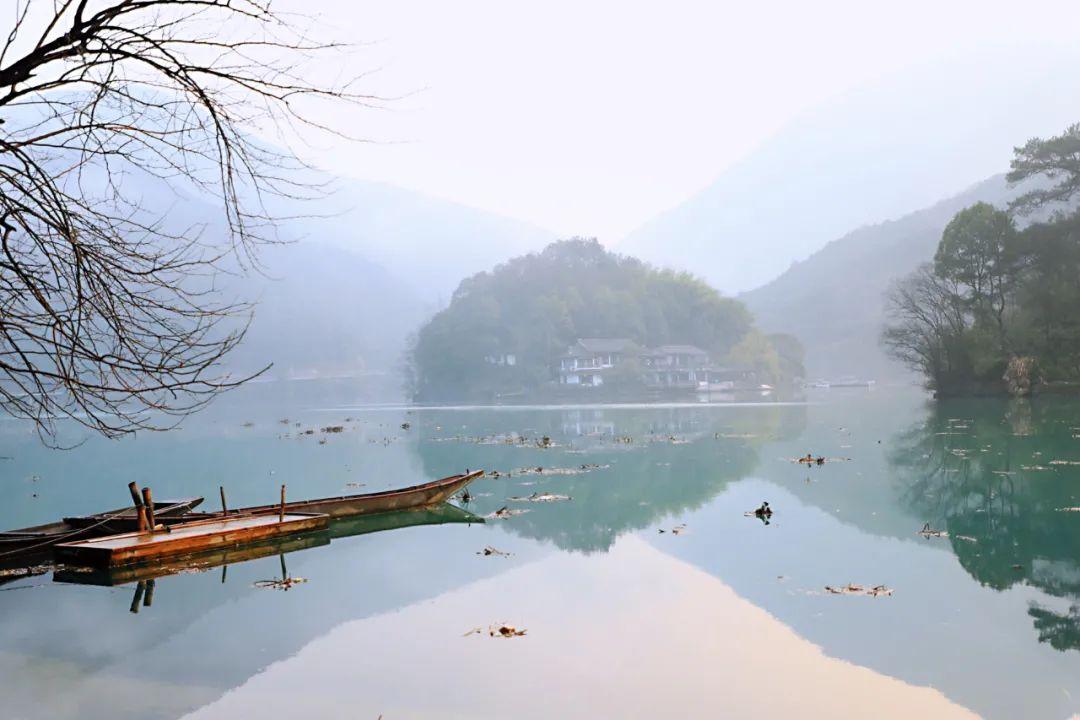 下雨天的诗词适合发朋友圈（下雨天适合发朋友圈的诗句）