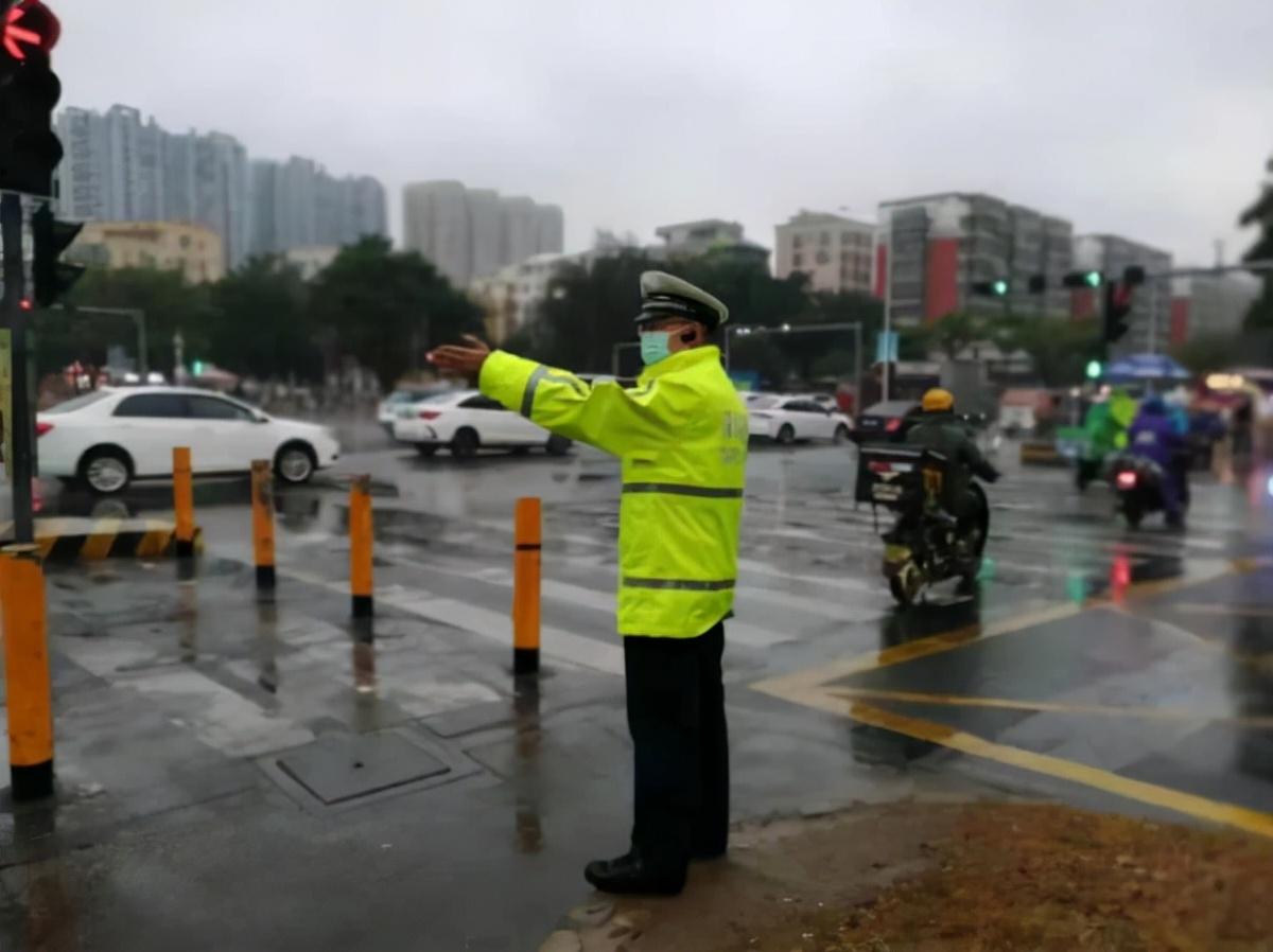 高速公路大雨能见度低,开双闪对吗（下雨天行车要开双闪吗）