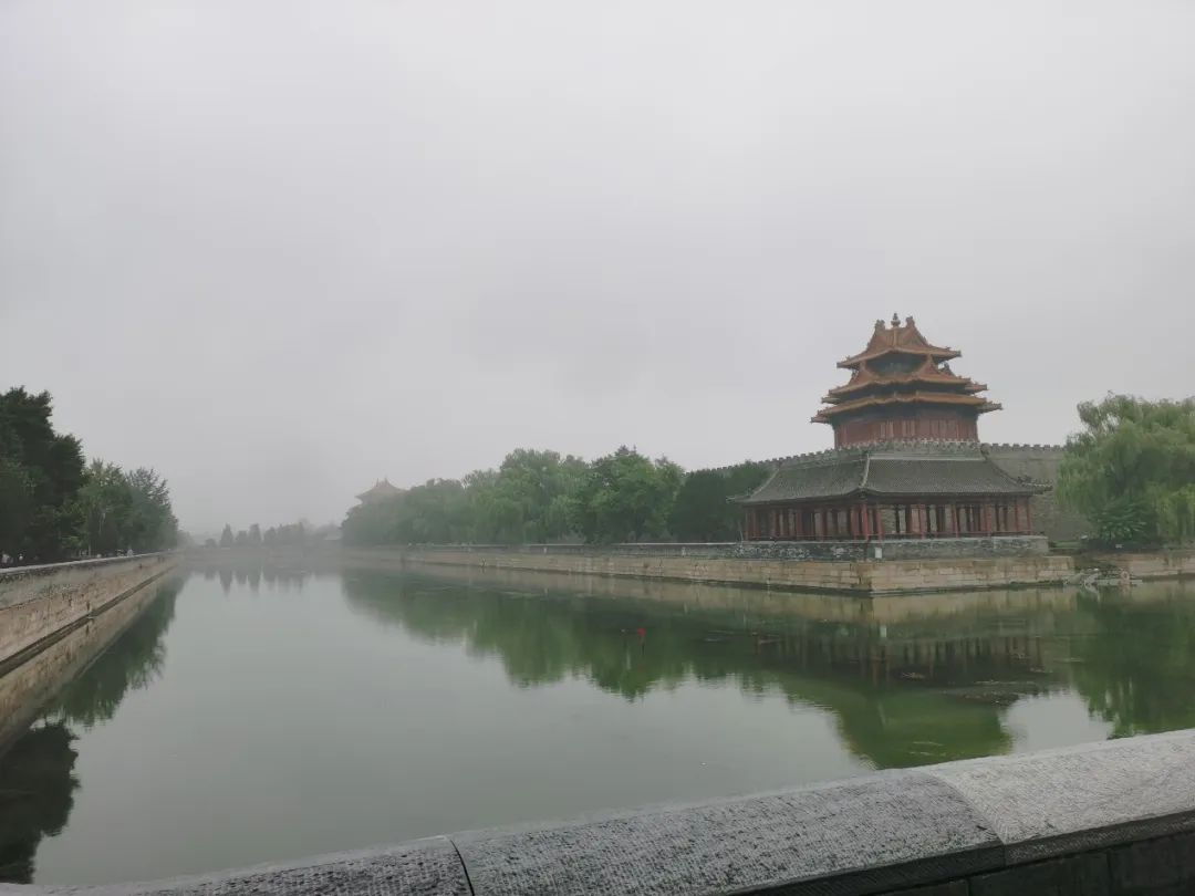 雨中故宫诗句（故宫雨景诗词）