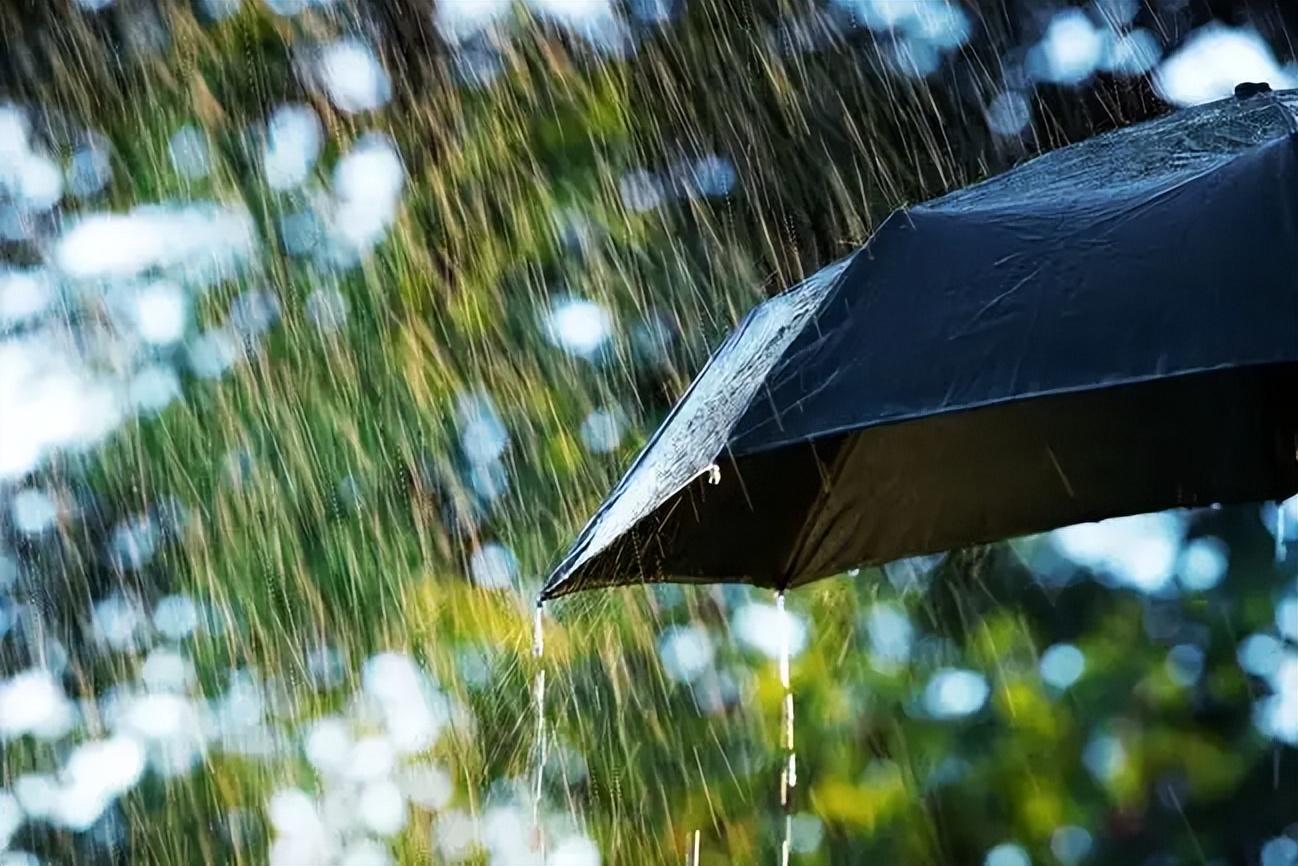 形容夏天滂沱大雨的诗句（描述大雨磅礴的诗句）