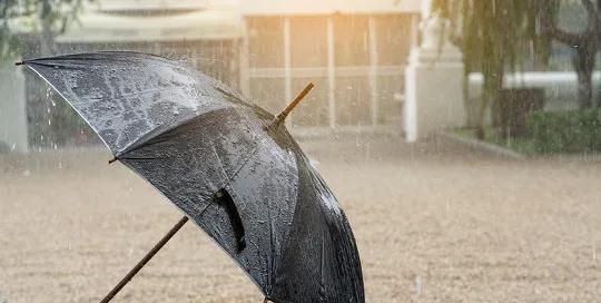 下雨天发的心情文案（适合下雨的时候发的文案）