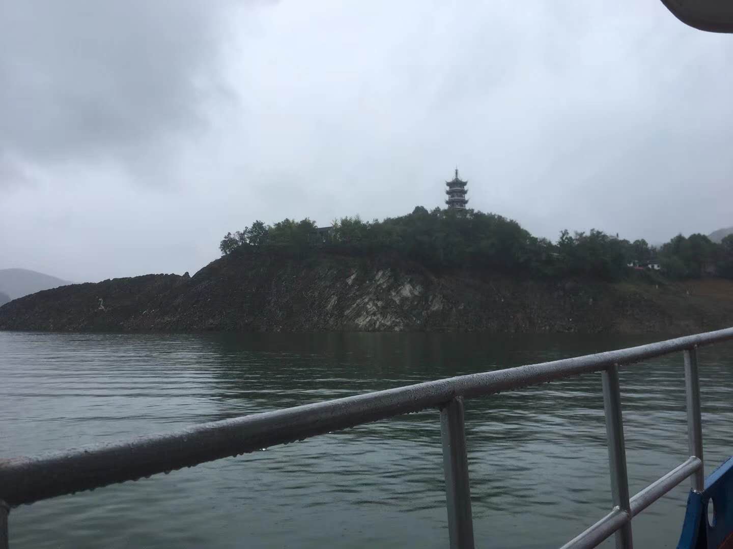 雨中游湖的诗（瀛湖  《雨中游湖》原文）