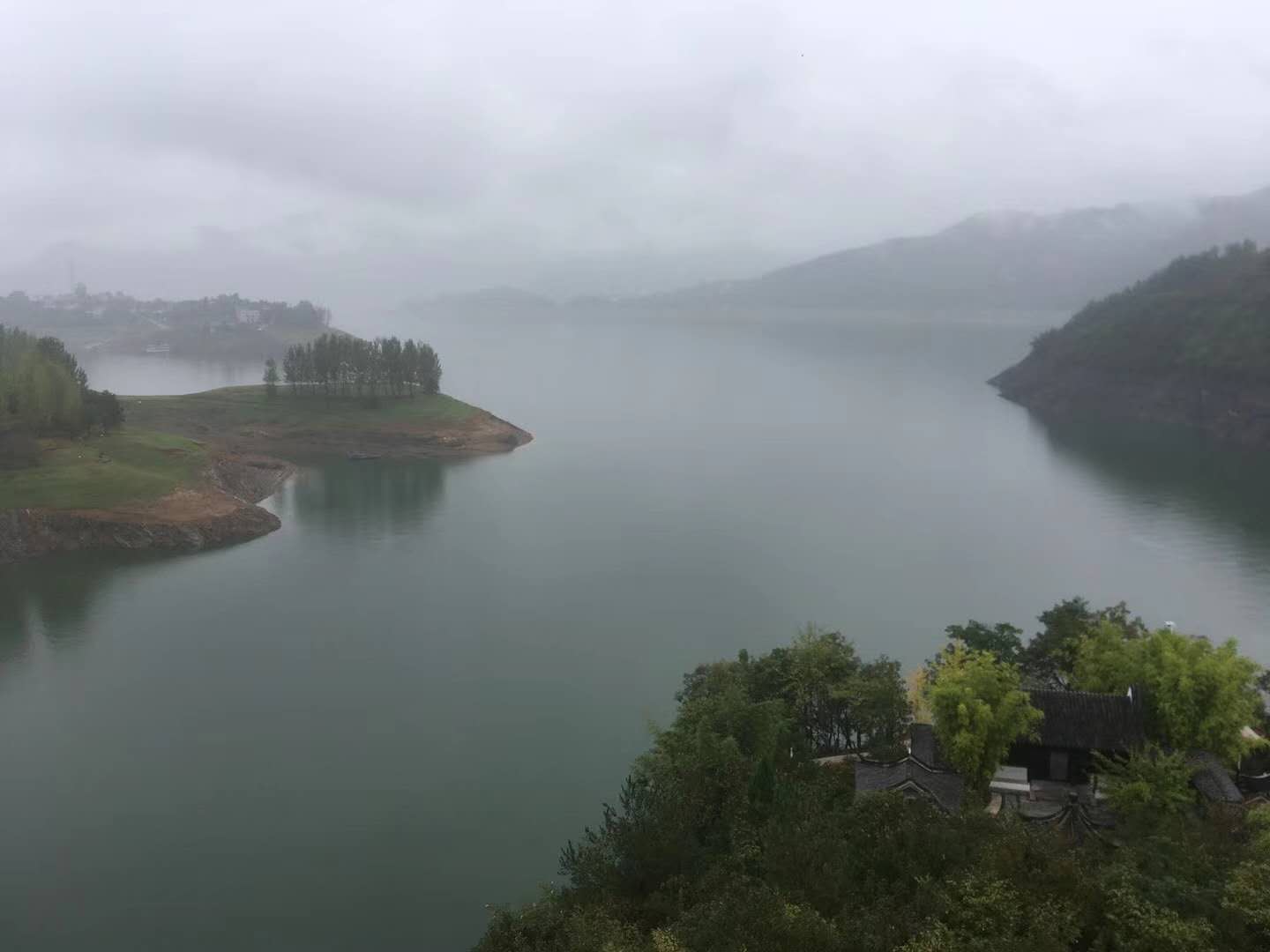 雨中游湖的诗（瀛湖  《雨中游湖》原文）