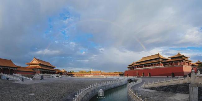 一场故宫雪,梦回紫禁城（北京初雪故宫变回紫禁城 白雪与红墙交相辉映）