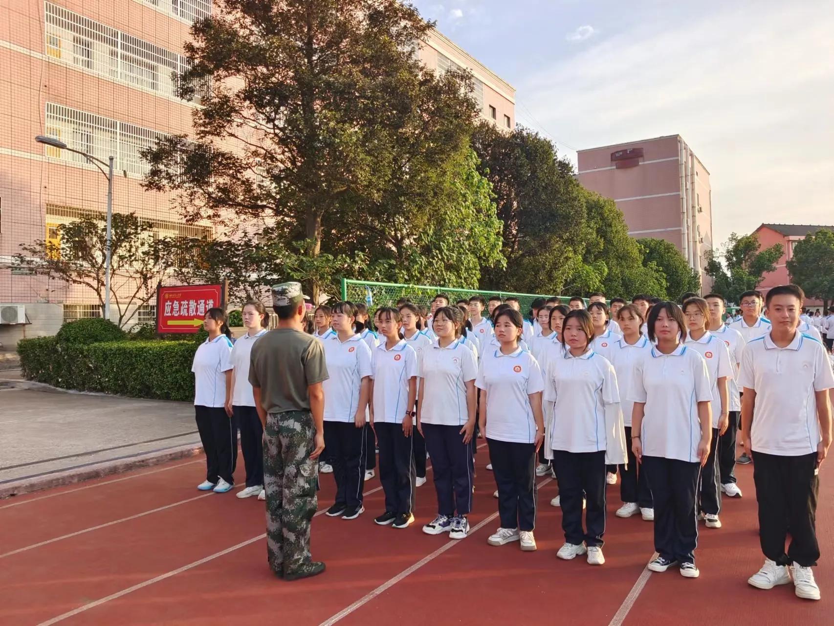 沁园春·军训仿写（沁园春军训自创）