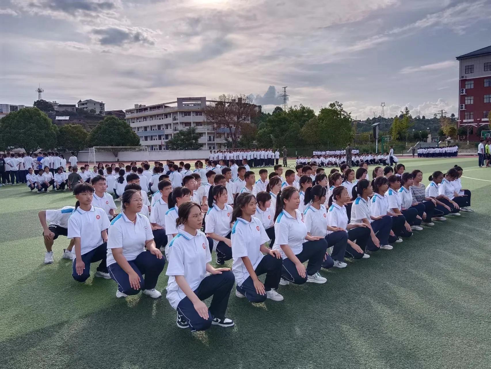 沁园春·军训仿写（沁园春军训自创）