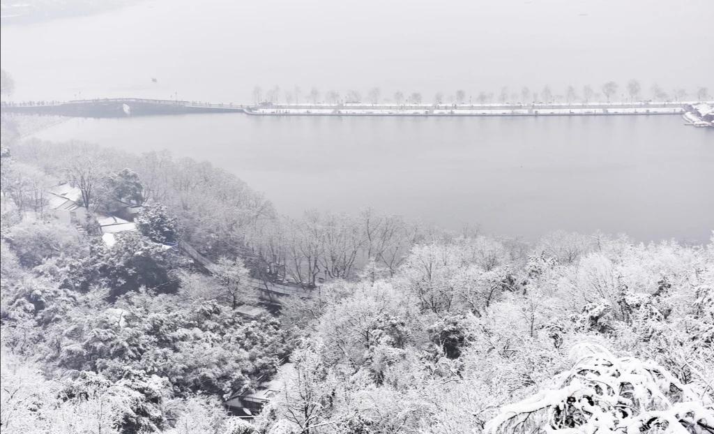 张岱《湖心亭看雪》原文及译文（张岱湖心亭看雪赏析）